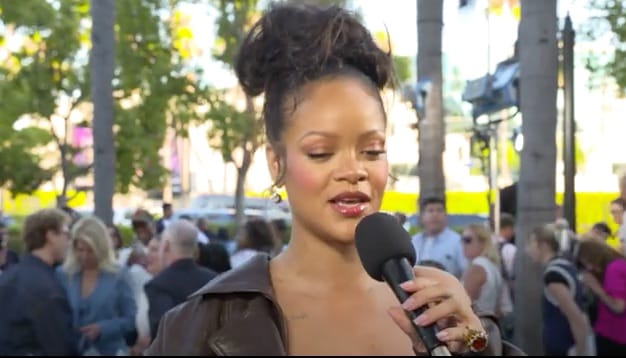 Entrevista a Rihanna en el estreno de la película Los Pitufos - vídeo